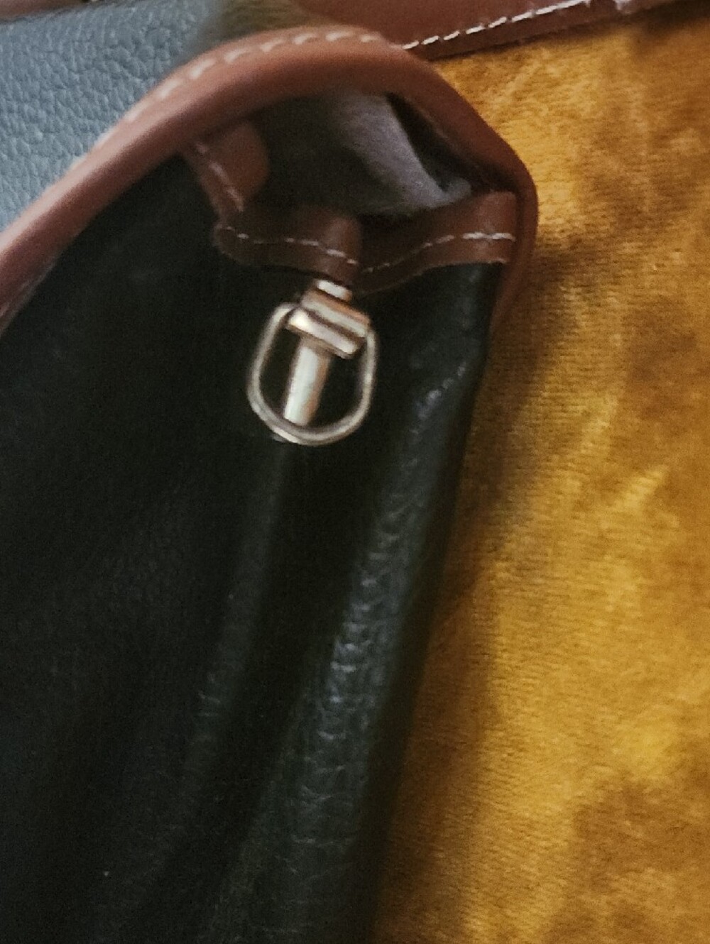 🤩SALE🤩 Vintage Black and Tan Dooney & Bourke Leather Satchel W/ Medallion - Picture 5 of 15